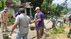 Aktivis Brantas Kecam Bupati-Wakil Bupati Pandeglang: Warga Cadasari-Tapos Swadaya Perbaiki Jalan