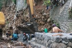 Antisipasi Terjadinya Erosi, Pemkab Probolinggo Bangun Krib di Aliran Sungai