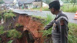Jalan Mangunreja-Sukaraja Tasikmalaya Longsor, Arus Lalin Dialihkan ke Jalur Alternatif Cikalapa