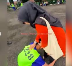 Viral Usai Ikut Pelatihan di Barak Militer, Siswa Nakal Ini Nangis Sujud ke Ibunya