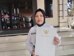 Setelah 27 Tahun Mengabdi, Petugas Kebersihan di Lamongan Resmi Jadi ASN Jelang Pensiun