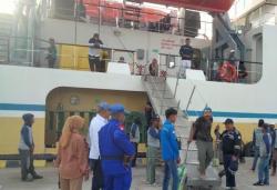 Satpolair Majene Kawal Proses Bongkar Muat Kapal dari Kalimantan