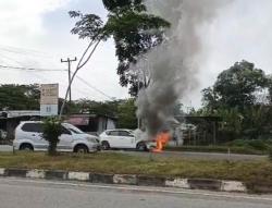 Mobil Mazda Terbakar di Sudirman