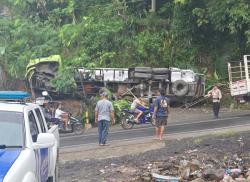 Lepas Kendali, Truk Tronton Terguling di Jalan Menurun Magelang–Purworejo Desa Kalijambe