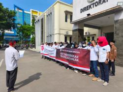 Tuntut Pengangkatan PNS, Puluhan Dosen dan Tendik Polindra Gelar Aksi Damai