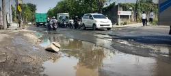 Drainase Tersumbat, Jalan Mayjen Sungkono Gresik Jadi Kubangan, Membahayakan Pengguna Jalan