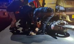 Damkar Kuningan Evakuasi Korban Kecelakaan Motor yang Tersangkut di Kolong Truk