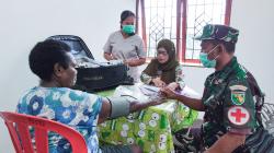 Peduli Kesehatan Ibu dan Bayi, Satgas TMMD Gelar Posyandu dan Berikan Makanan Tambahan