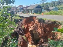 Tanah Longsor di Kampung Cibeureum Tasikmalaya Makin Parah, Jalan Penghubung Terancam Putus Total