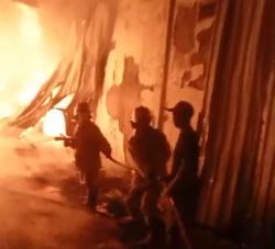 Gudang Kasur Busa di Jombang Terbakar saat Pemilik Kirim Barang, Diduga Korsleting Panel Listrik
