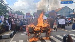 Demo Pilkades Sampang Memanas, Bakar Keranda, Warga Minta Akhiri Masa Pj Kepala Desa