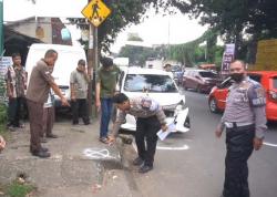 Bawa Uang Rp500 Juta Sopir Minibus Jadi Tidak Fokus, Tabrak Pembatas Jalan, Mobil Box dan Motor