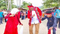 Tarian Adat Maluku Meriahkan HUT Pattimura ke-208 di Raja Ampat, Simbol Persaudaraan Pela Gandong