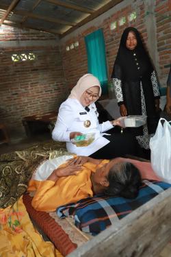 100 Hari Kerja, Bupati Lilis Nuryani Bagikan Makanan Bergizi untuk Para Lansia