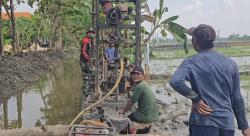 TMMD Lamongan 2025: TNI dan Warga Bangun Jalan Antar Desa dan Sumur Bor Pertanian di Sekaran