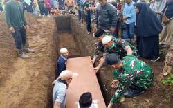 Tangis Haru Iringi Pemakaman 9 Warga Korban Tewas Ledakan Amunisi Garut