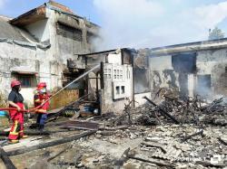Kobaran Api Lahap Penitipan Belasan Motor Siswa di Cianjur Terbakar