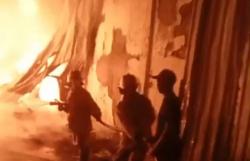 Gudang Kasur Busa di Jombang Terbakar saat Pemilik Kirim Barang, Diduga Korsleting Panel Listrik