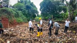 Viral! Kali Angke Penuh Sampah, Wakil Wali Kota Tangsel Turun Langsung Bersihkan Sampah