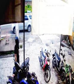 Kunci Motor Tertinggal, Pencuri Gasak Motor di Palangka Raya Terekam CCTV 