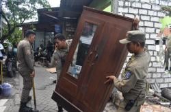 Satpol PP Surabaya Tertibkan Bangunan Liar di Bantaran Sungai Kalianak, Tahap Awal Sasar 200 Meter