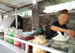 Hasil Jualan Es Campur Selama 50 Tahun, Pasutri Asal Jawa Timur Kini Berangkat Haji
