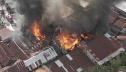 Tragis! Kebakaran Hanguskan 7 Rumah di Jalan Andi Tonro Makassar, Warga Histeris
