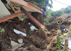 Longsor Landa Lembang, Tiga Rumah Tertimbun dan Puluhan Warga Mengungsi