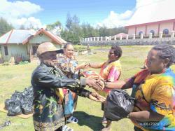 Gelar Reses Perdana, Anggota DPRK Puncak Melince Magai Bagikan Sembako ke Warga