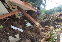 Bencana Tanah Longsor Terjang Lembang, 3 Rumah Tertimbun dan Puluhan Warga Mengungsi