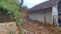Belasan Rumah Tertimpa Longsor, Dua Diantaranya Rusak Berat