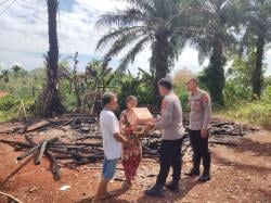 Polsek Rebang Tangkas  Beri Bantuan Sembako Untuk Warga Korban Kebakaran di Beringin Jaya 