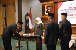 Khofifah Lantik 198 Kepala Sekolah di Jatim, Ini Kewajiban yang harus Dilakukan terhadap AI