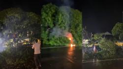 Diterjang Hujan dan Angin Kencang, Pohon Besar di Mangkubumi Tasikmalaya Roboh ke Jalan