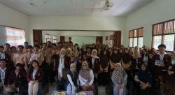 Mahasiswa Ilmu Komunikasi Unsika Gelar Seminar Personal Branding di SMA Budi Mulya