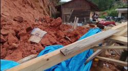 Diguyur Hujan Deras, 1 Rumah Warga di Mamasa Tertimbun Longsor