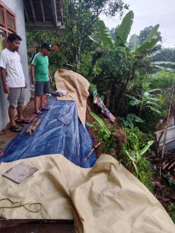 Diterjang Longsoran TPT Saat Hujan Deras, Rumah Warga Cinyasag Rusak Parah