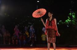 Potret Fashion Show Wastra Sumsel di Festival Sriwijaya XXXIII 