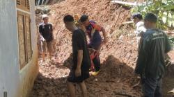 Tebing Setinggi 10 Meter Longsor, Rumah Warga di Pamarican Diterjang Lumpur dan Material