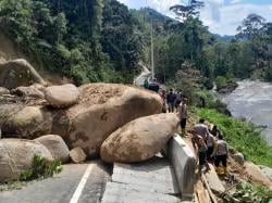 Longsor Tutup Jalan Poros Periangan–Tabulahan Mamasa, Polisi dan Warga Buat Jalan Darurat