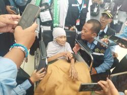 Nenek Sumbuk, Jamaah Haji Tertua Asal Jawa Tengah Akhirnya Tiba di Jeddah
