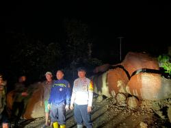 Breaking News: Longsor Tutup Jalan Poros Periangan–Tabulahan Mamasa, Akses Lumpuh Total
