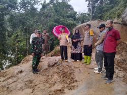 Jalan Poros Periangan-Tabulahan Tertutup Longsor, Pembersihan Dilakukan Bertahap