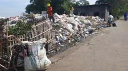 Tumpukan Sampah Menggunung di TPS Ciasem Subang, Warga Mengeluh Bau Menyengat