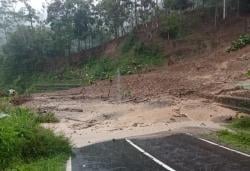 Longsor Tutup Akses Jalan Penghubung Cipasung-Subang, Transportasi Lumpuh