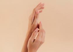 Naked Nails, Kuku yang Minimalis dan Elegan Jadi Trend Kecantikan Wanita Tahun Ini!
