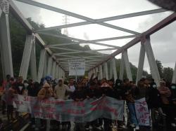 Warga Blokade Jembatan Tubo, Tuntut Cabut Izin Tambang Pasir
