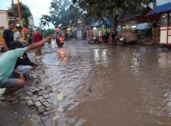 5 Tahun Jalan Rusak Dibiarkan, Warga Kaliwulu Sindir Pemkab Cirebon dengan Aksi Mancing di Kubangan