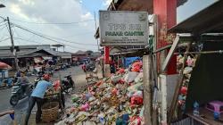 Gunungan Sampah di TPS 3R Pasar Cantik Ciputat Meluap ke Jalan, Ancam Kesehatan dan Ekonomi Pedagang