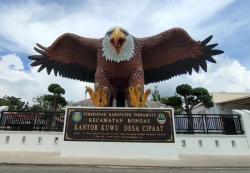 Unik! Patung Burung Rajawali Raksasa Bertengger di Kantor Desa di Indramayu
